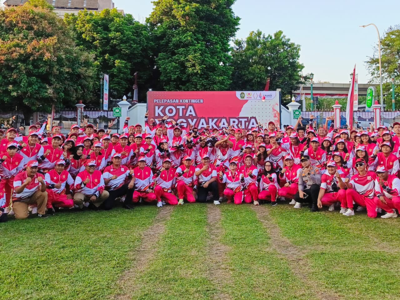 lepas-kontingen-yogya-menuju-porda-diy-walikota-minta-atlet-bermain-dengan-hati